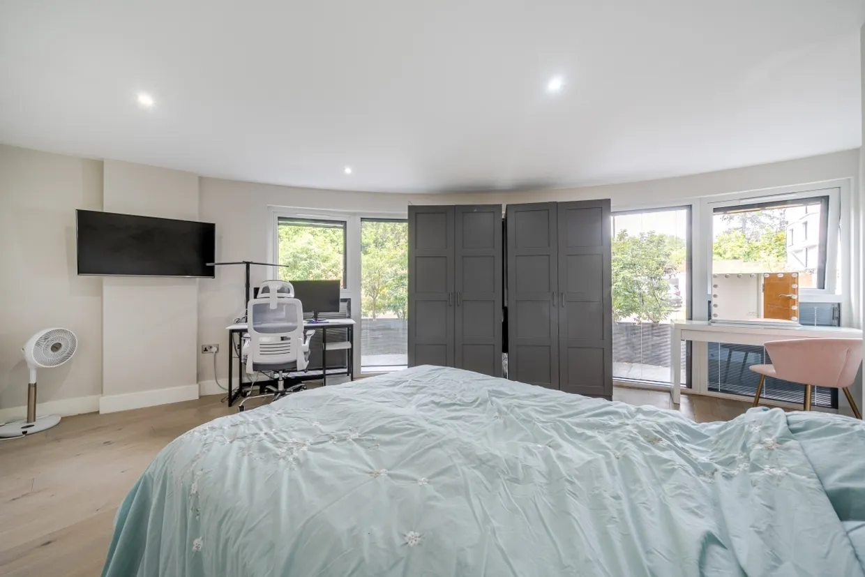 Court Lane Epsom KT19 photo 8