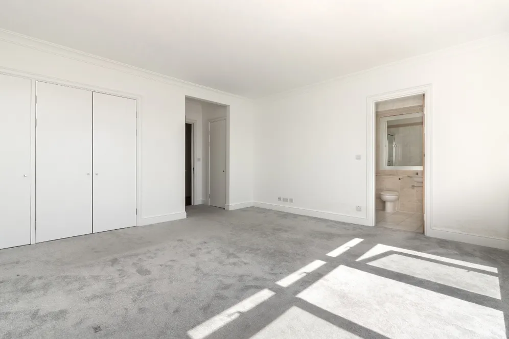 Swan Court, St Katharine Docks, E1W photo 9