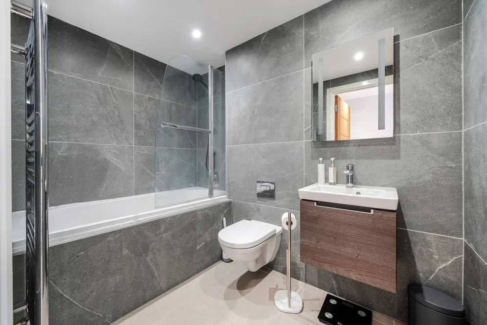 Court Lane Epsom KT19 photo 11