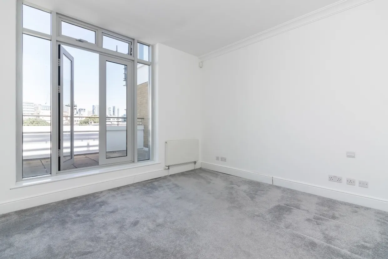 Swan Court, St Katharine Docks, E1W photo 12