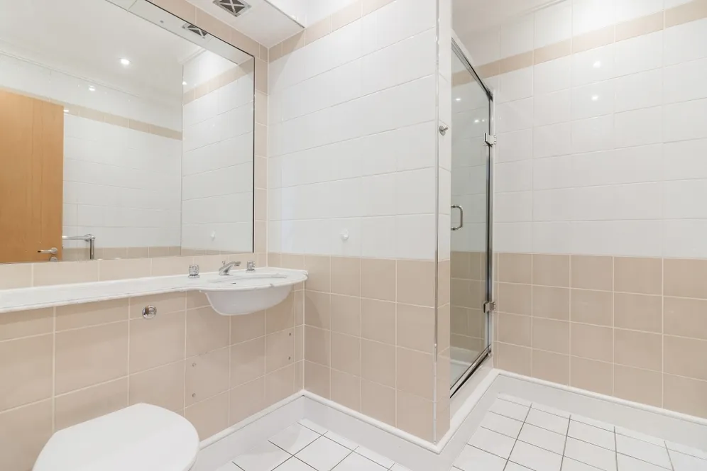 Swan Court, St Katharine Docks, E1W photo 15
