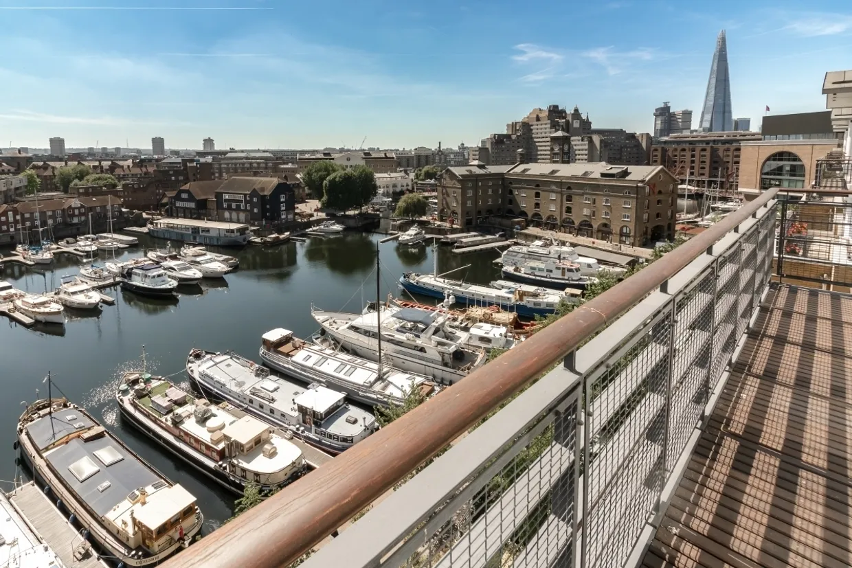 Swan Court, St Katharine Docks, E1W photo 17