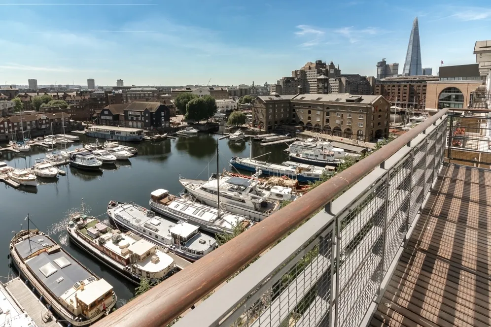 Swan Court, St Katharine Docks, E1W photo 17