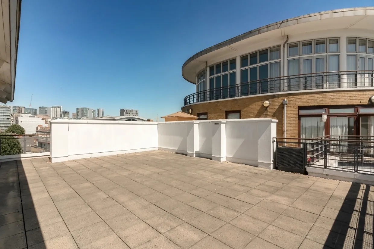 Swan Court, St Katharine Docks, E1W photo 18