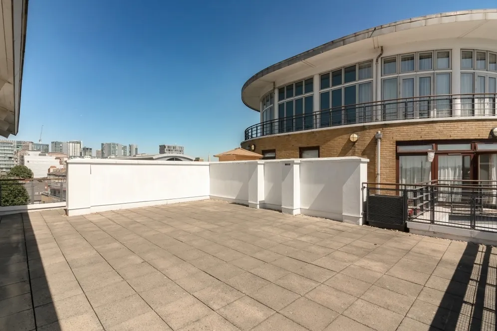 Swan Court, St Katharine Docks, E1W photo 18