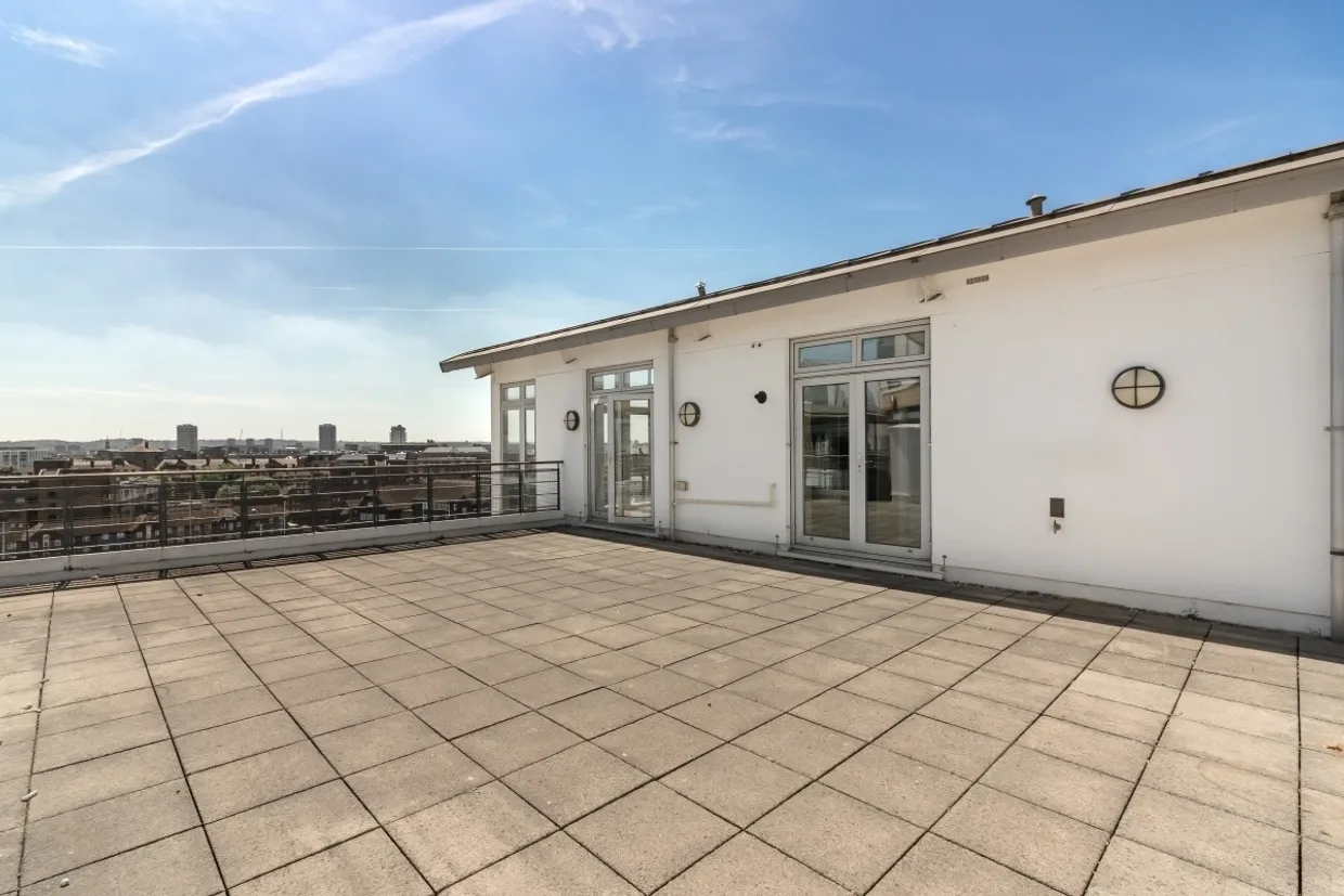 Swan Court, St Katharine Docks, E1W photo 19