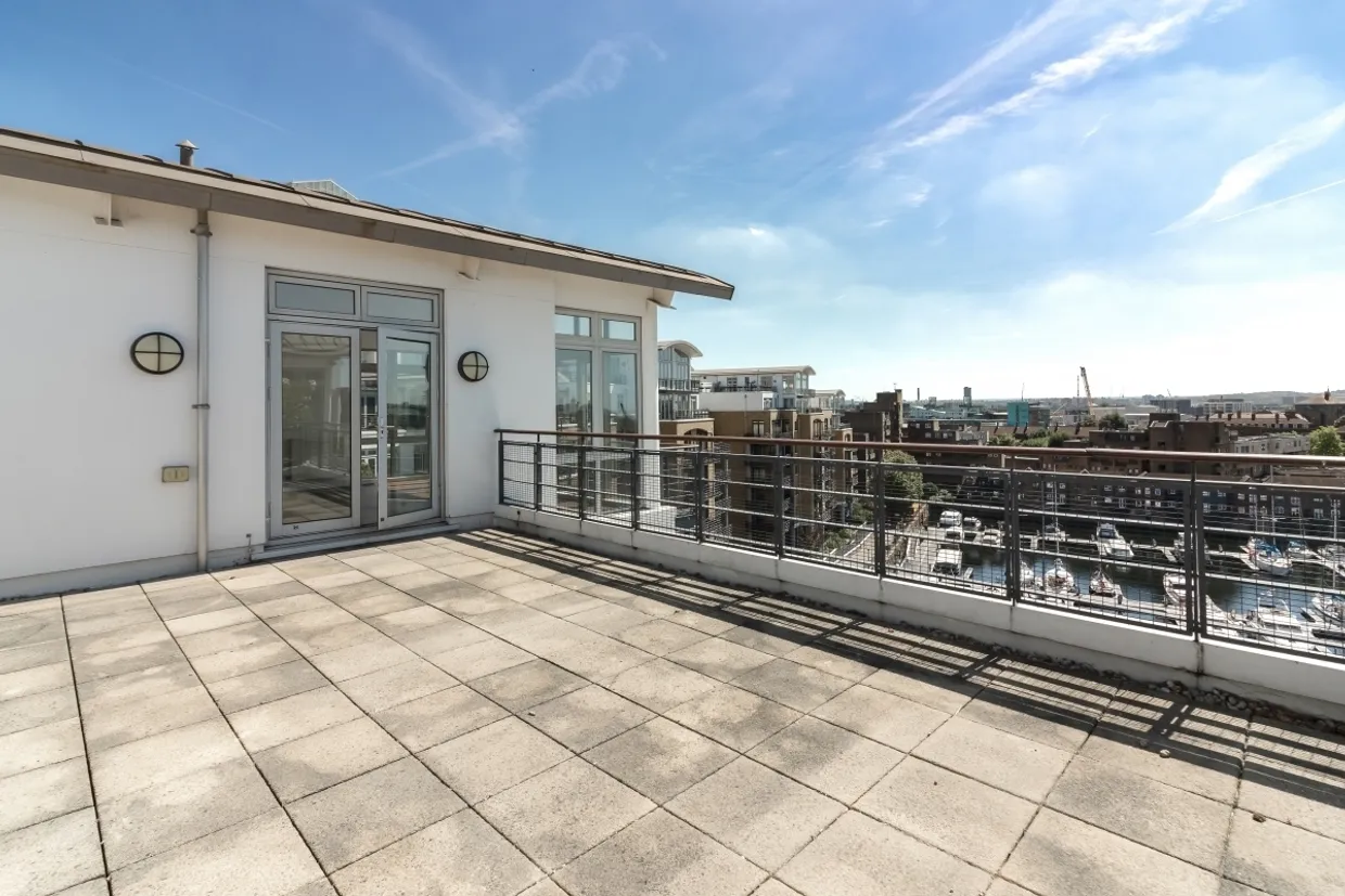 Swan Court, St Katharine Docks, E1W photo 21