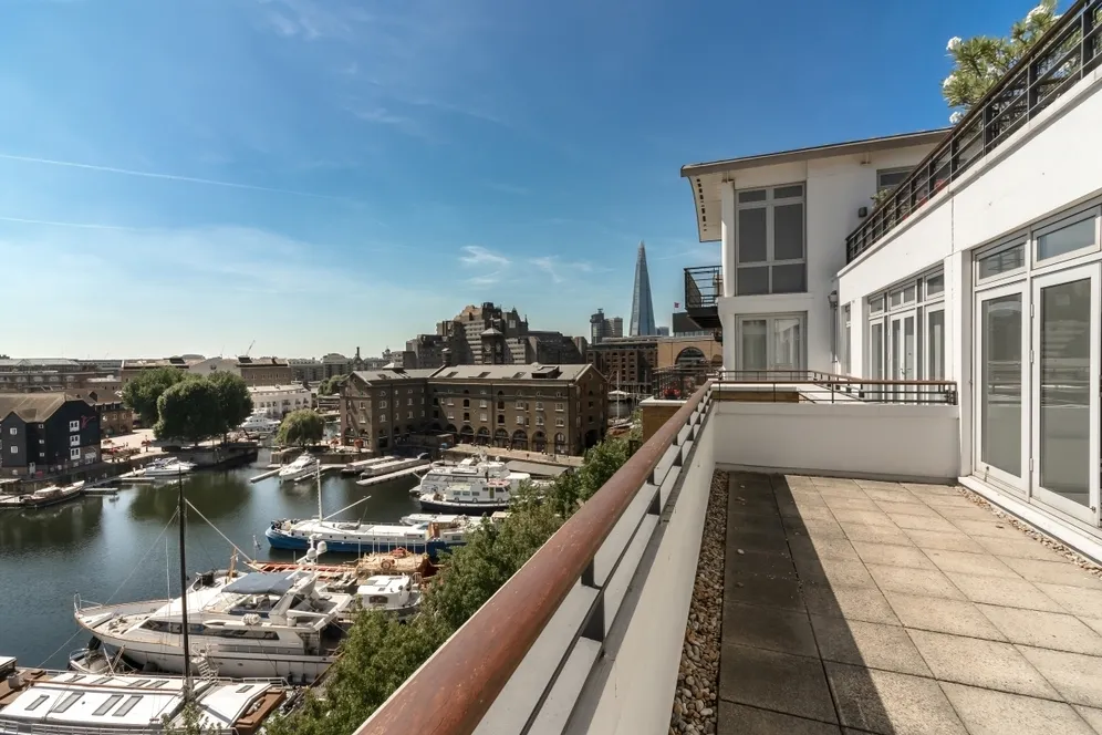 Swan Court, St Katharine Docks, E1W photo 24
