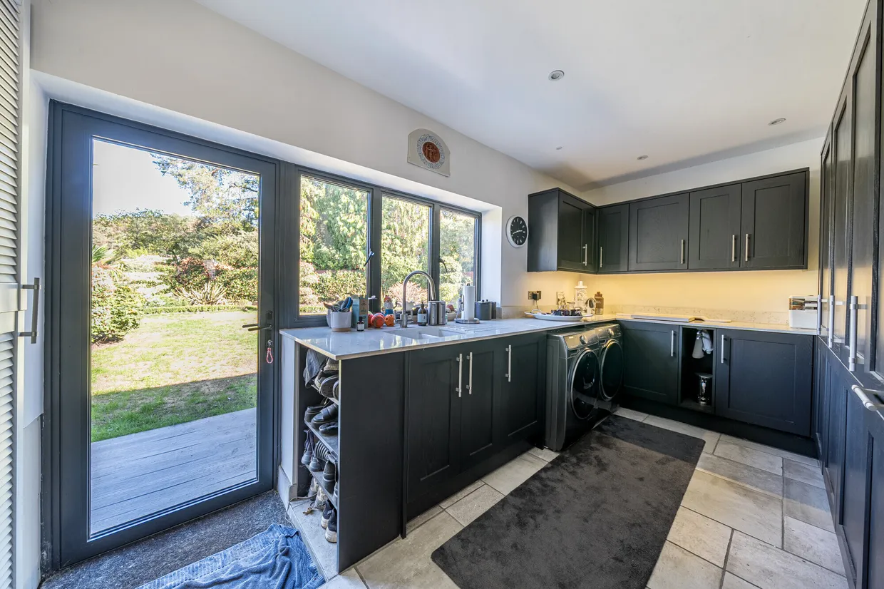 Sandy Lane, Farnham, GU10 photo 13