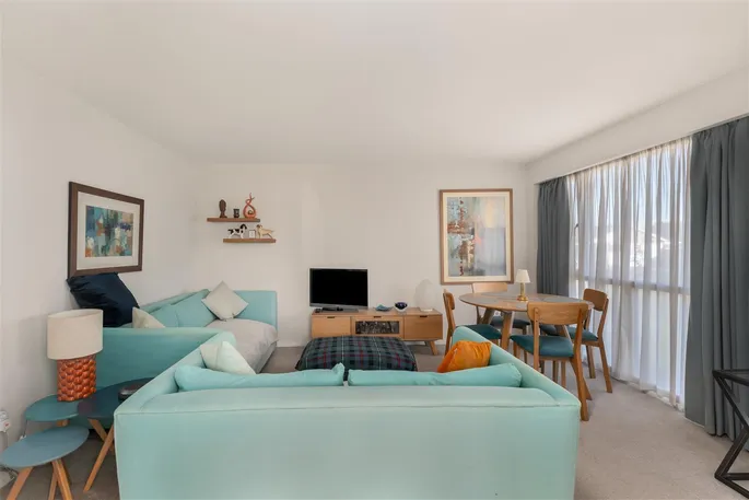 Property carousel image 3