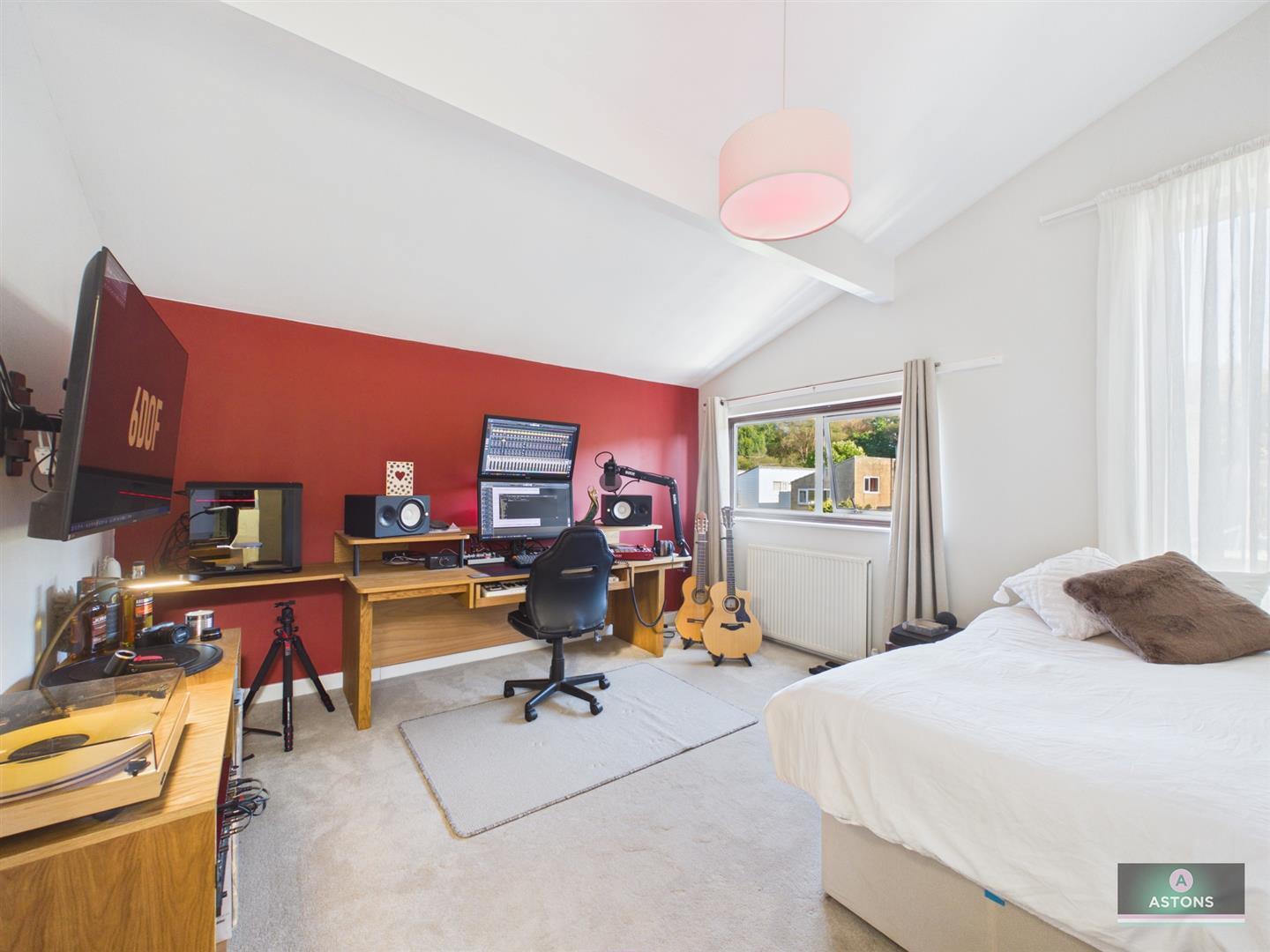 Linden Close, Furnace Green Image 8