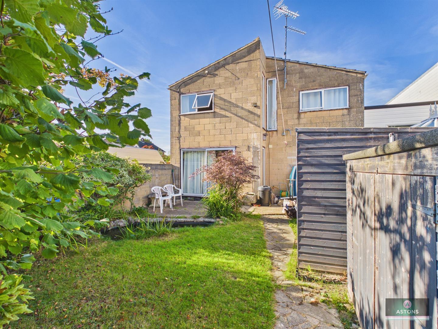 Linden Close, Furnace Green Image 20