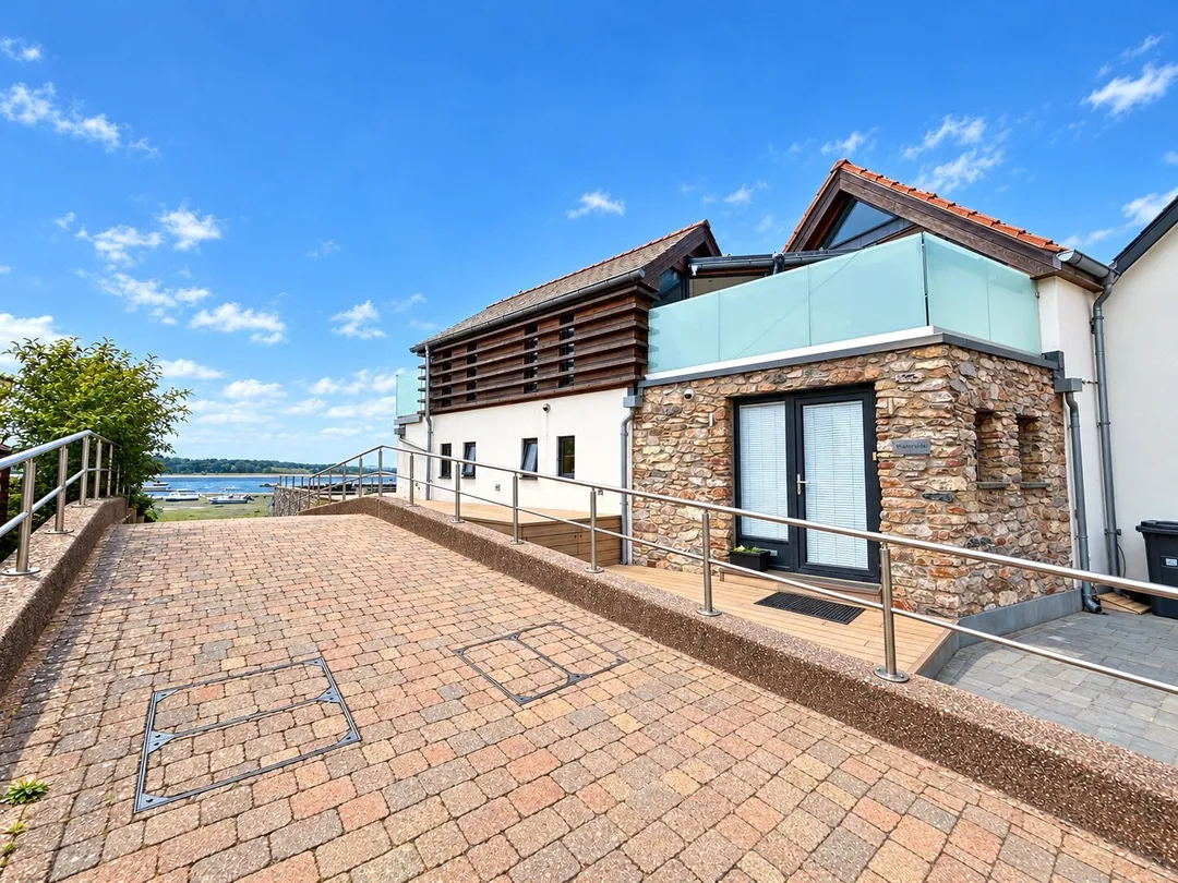 https://mr0.homeflow-assets.co.uk/files/photo/image/48572/3954/_x_/OCL240039_05.jpg