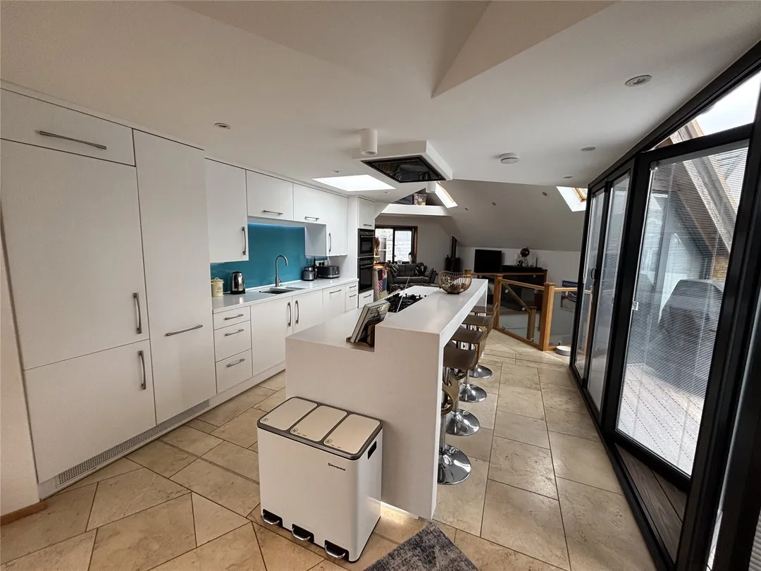 https://mr0.homeflow-assets.co.uk/files/photo/image/48572/3970/_x_/OCL240039_09.jpg