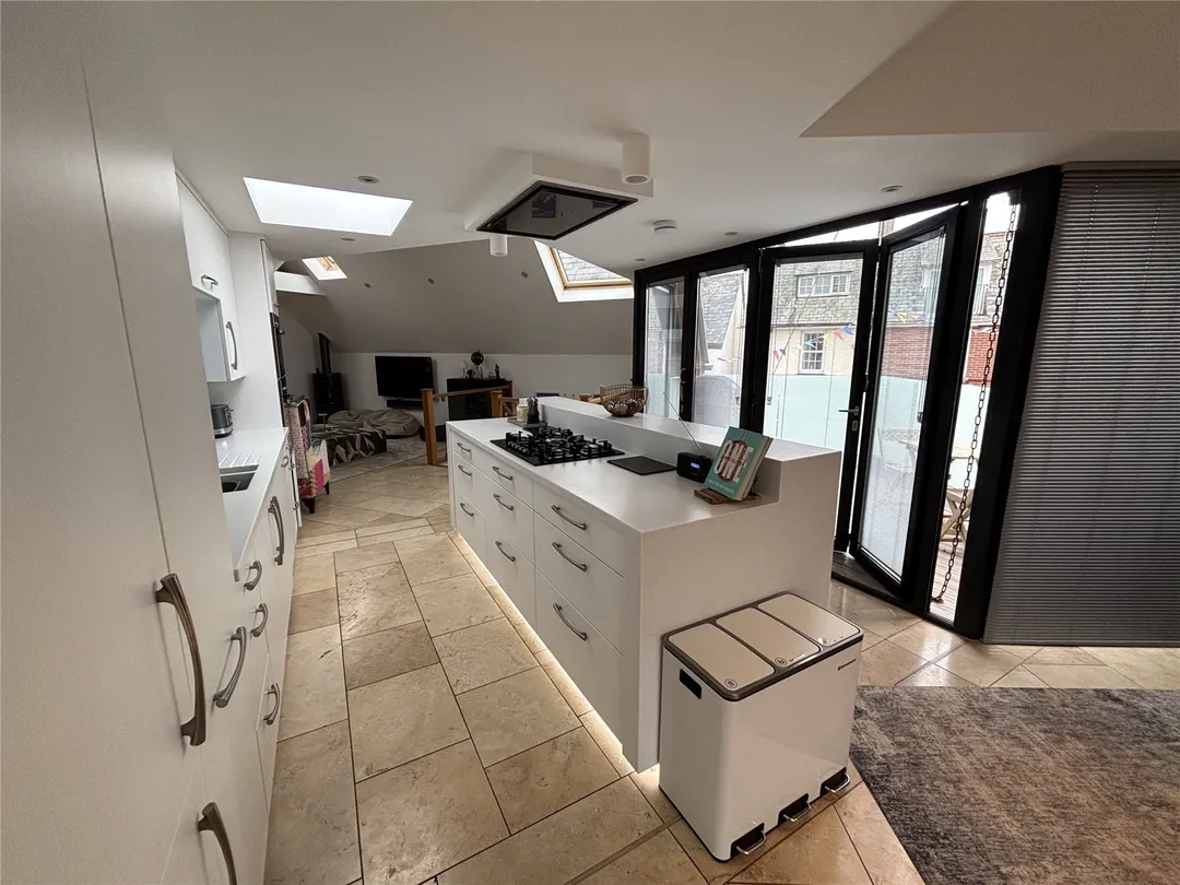 https://mr0.homeflow-assets.co.uk/files/photo/image/48572/3975/_x_/OCL240039_11.jpg
