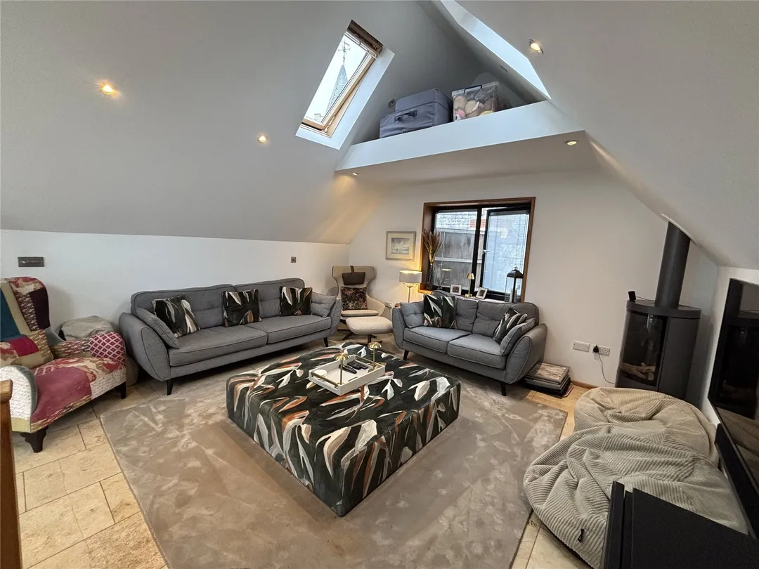 https://mr0.homeflow-assets.co.uk/files/photo/image/48572/3997/_x_/OCL240039_08.jpg