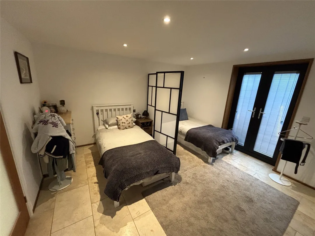 https://mr0.homeflow-assets.co.uk/files/photo/image/48572/4001/_x_/OCL240039_10.jpg