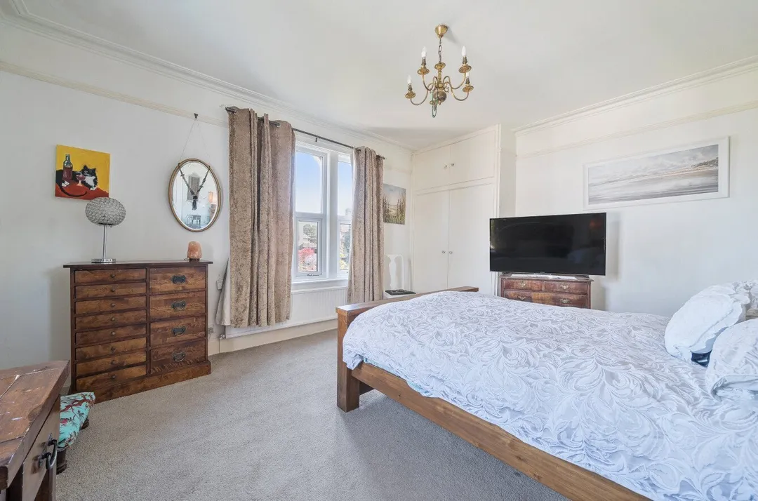https://mr0.homeflow-assets.co.uk/files/photo/image/48573/2000/_x_/TOP180167_09.jpg