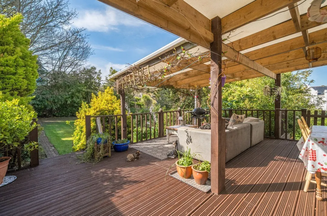 https://mr0.homeflow-assets.co.uk/files/photo/image/48573/2051/_x_/TOP180167_19.jpg
