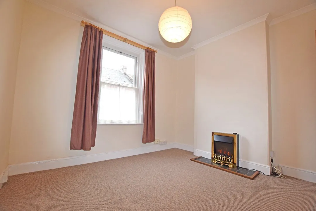 https://mr0.homeflow-assets.co.uk/files/photo/image/48574/3783/_x_/OCL210078_09.jpg