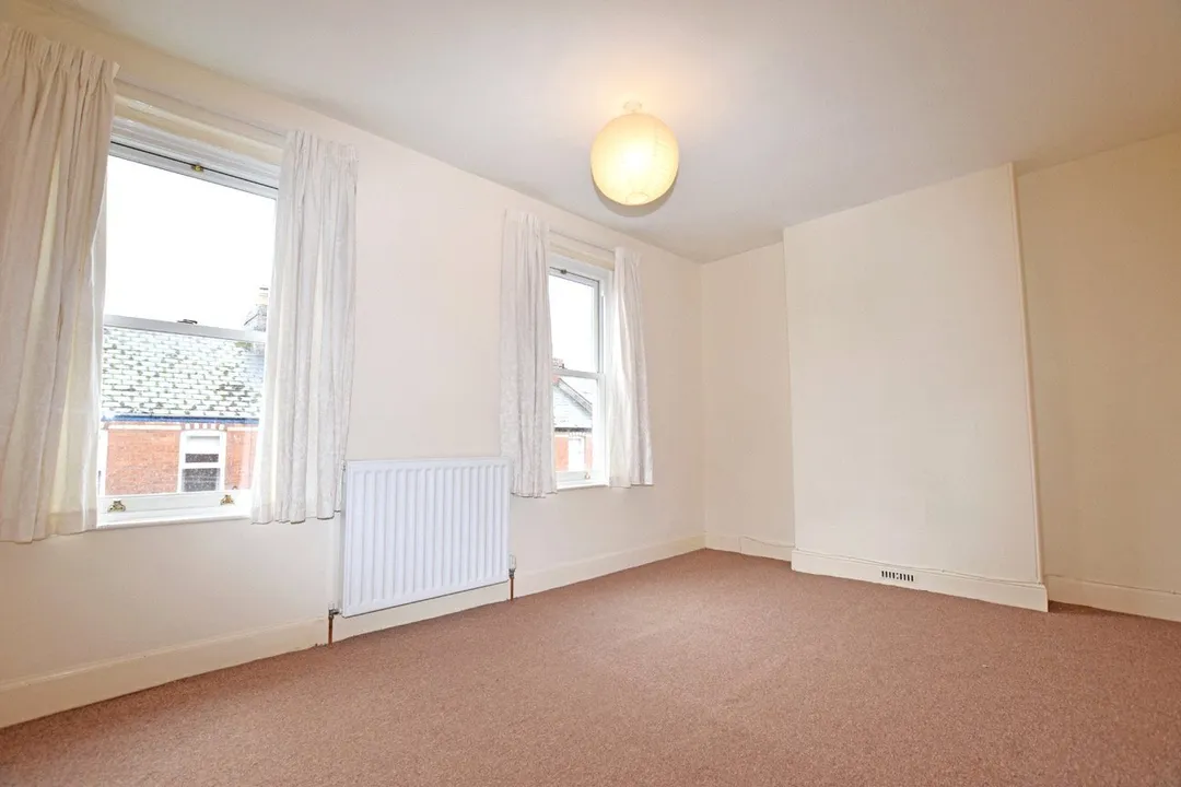 https://mr0.homeflow-assets.co.uk/files/photo/image/48574/3785/_x_/OCL210078_03.jpg