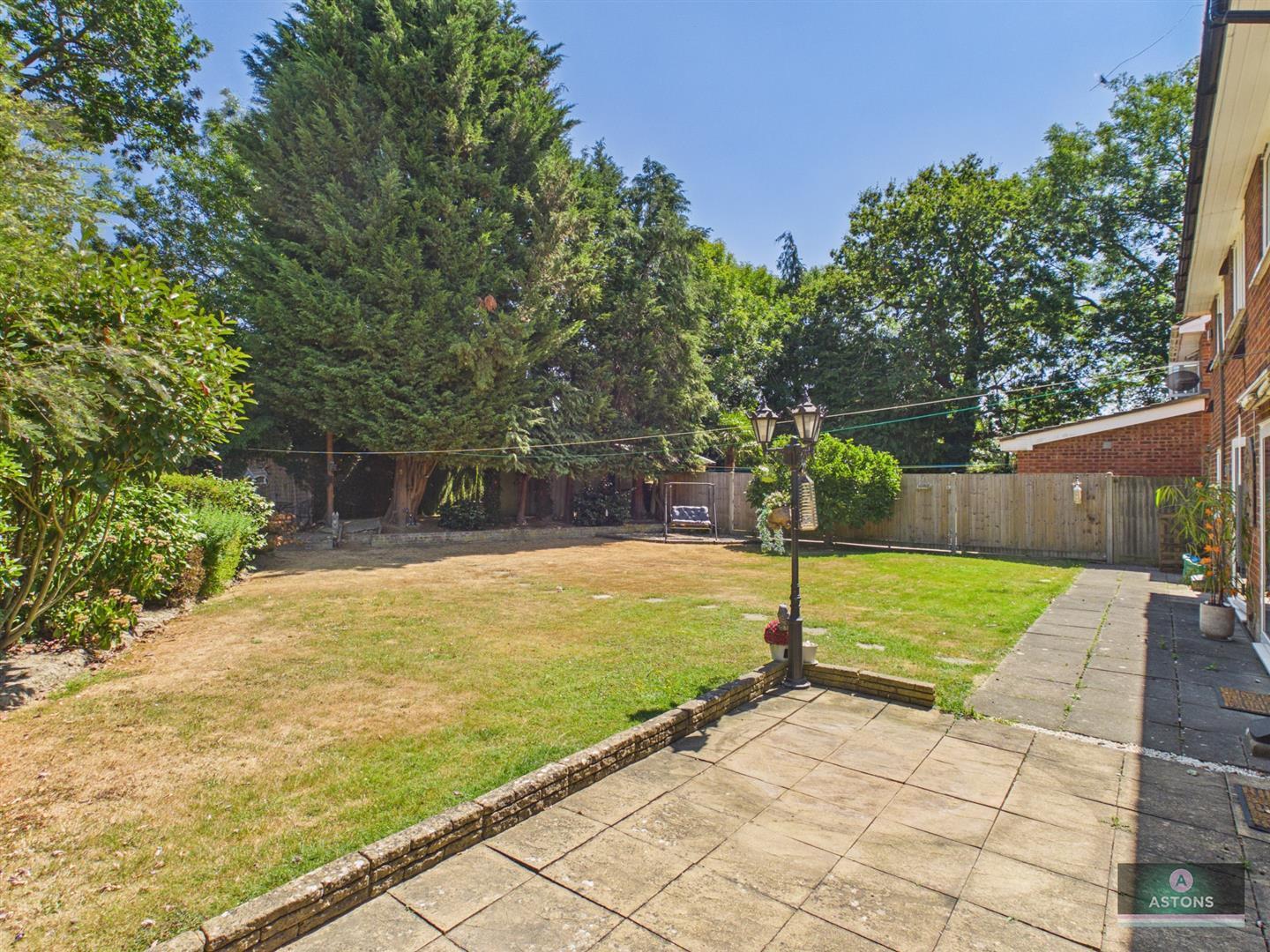 Harewood Close, Three Bridges Image 5
