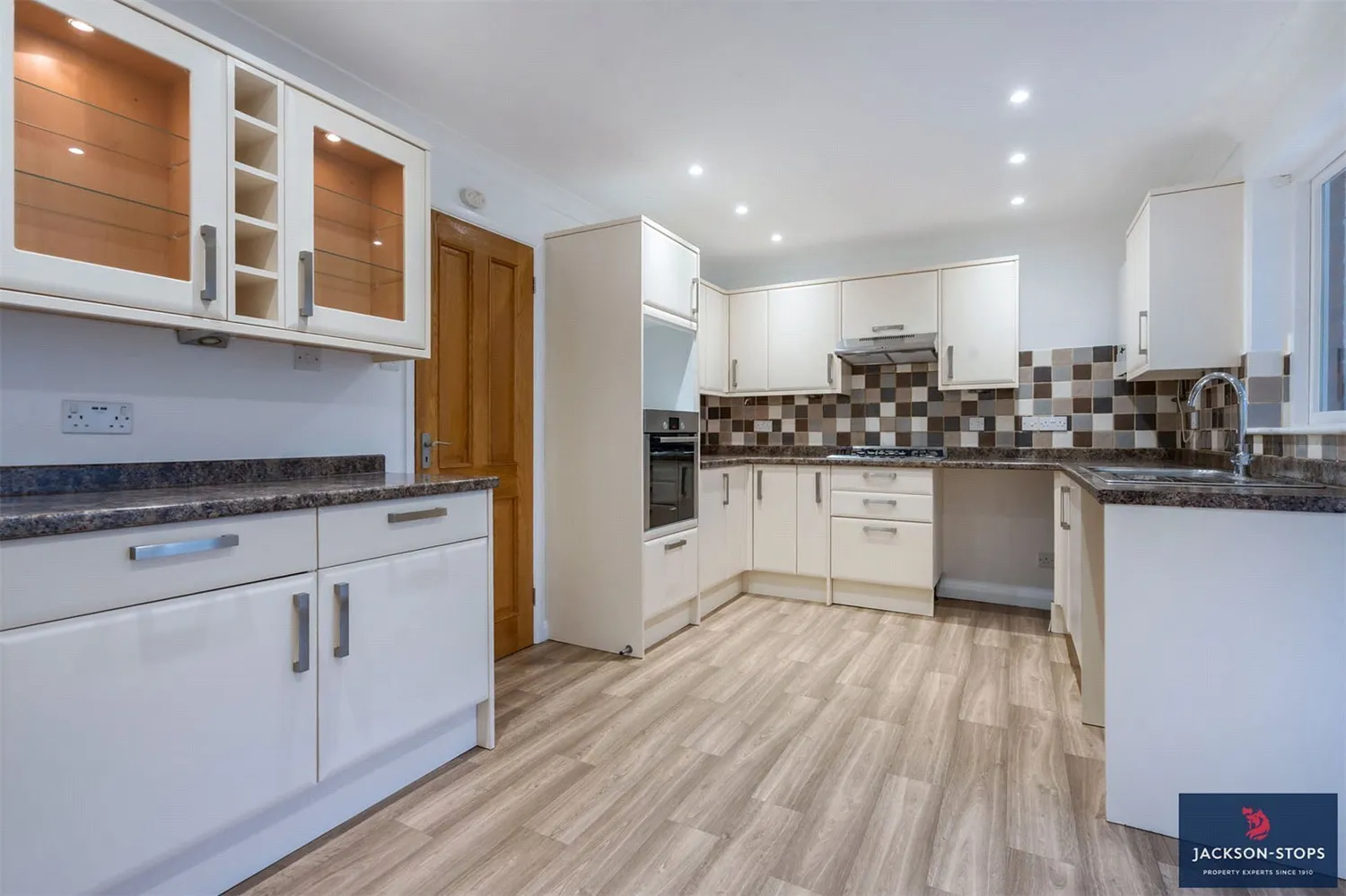 Armstrong Close, Newmarket, CB8 photo 6