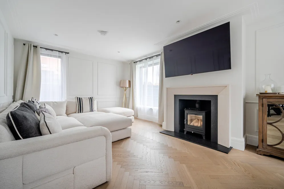 Barons Drive, Cranleigh, GU6 photo 3