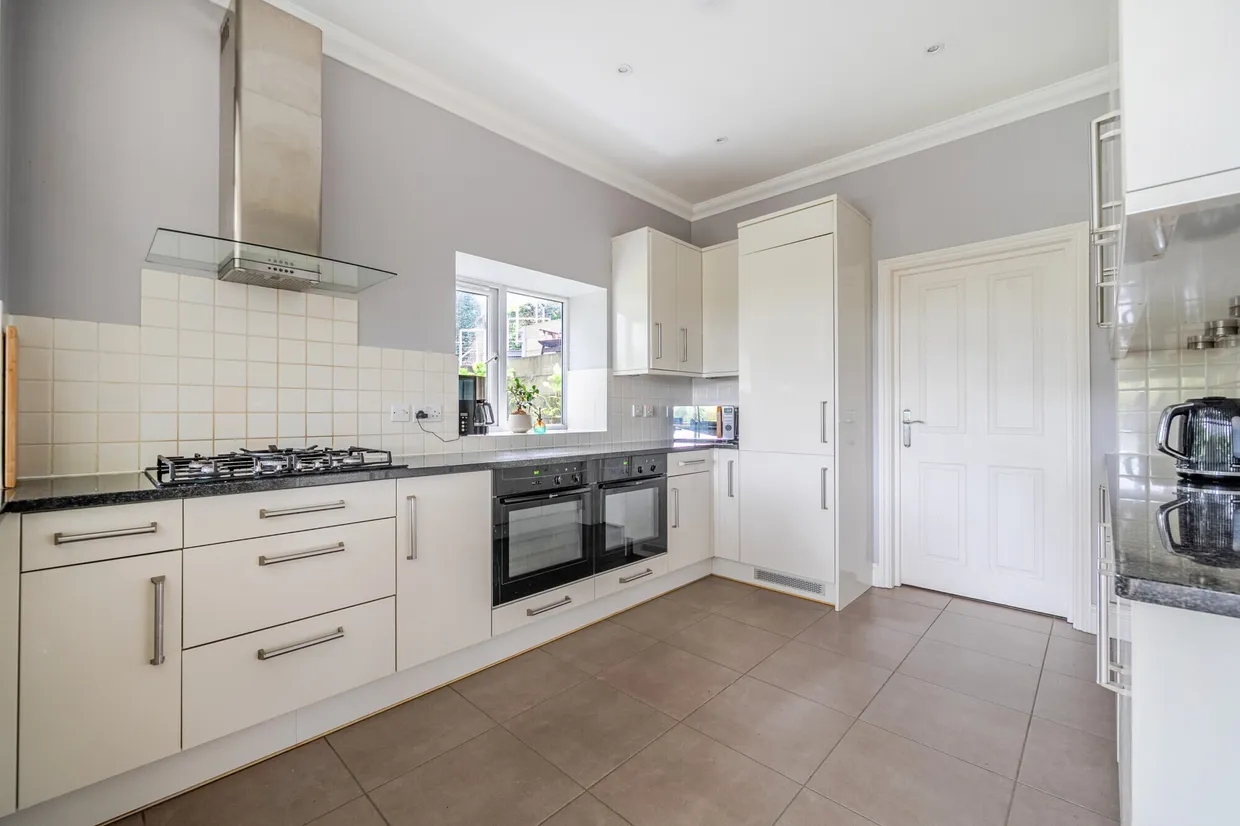 Whitmore Vale Road, HINDHEAD, GU26 photo 4