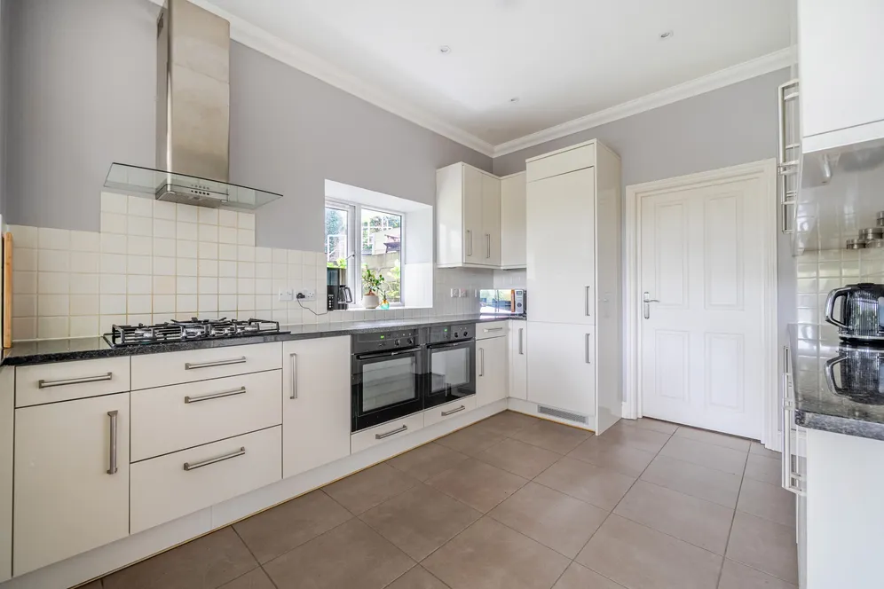 Whitmore Vale Road, HINDHEAD, GU26 photo 4