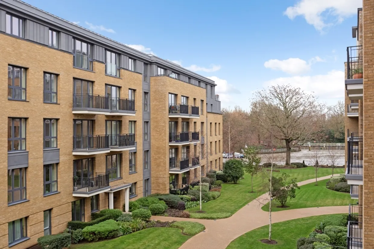 Pinewood Gardens Teddington TW11 photo 10