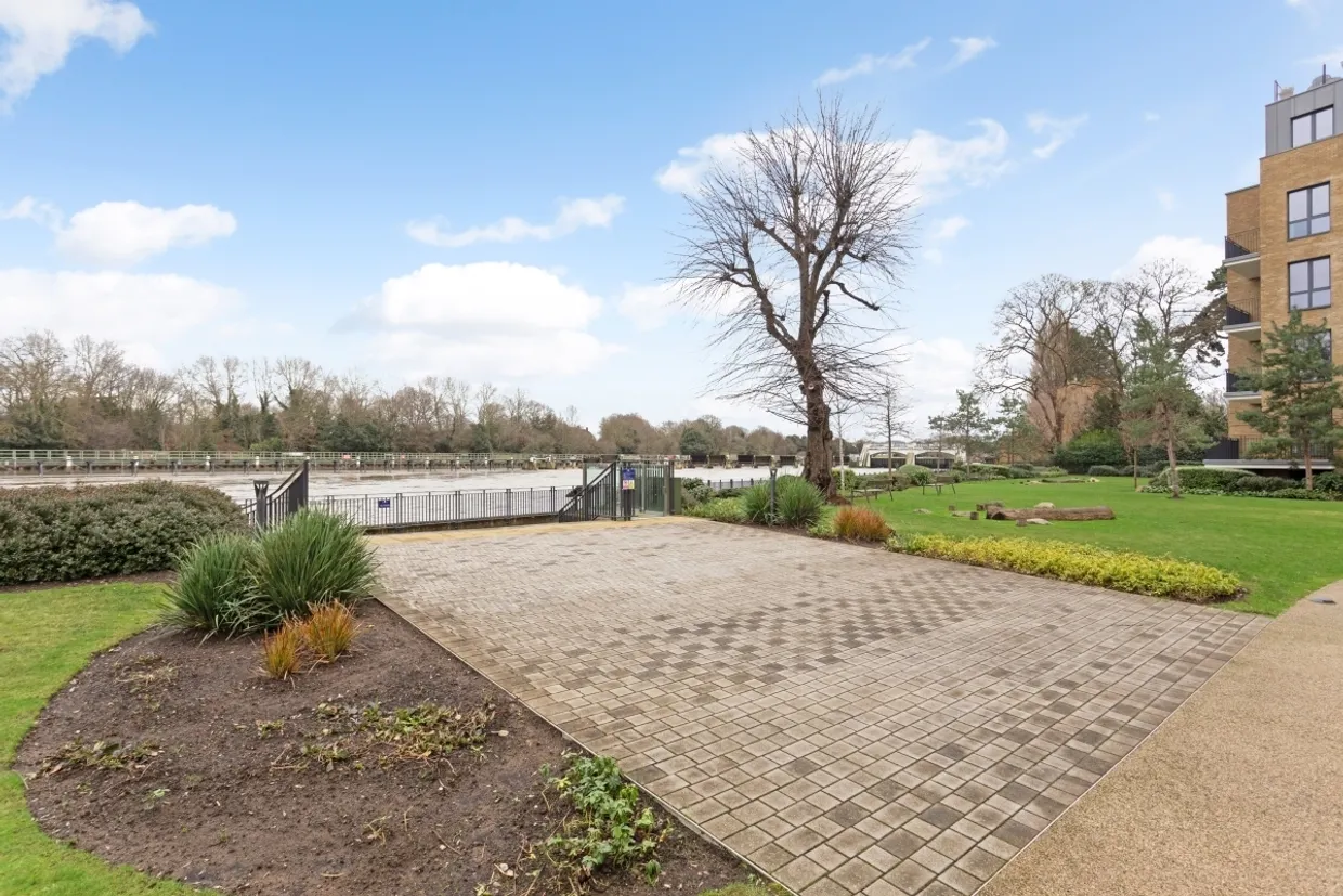 Pinewood Gardens Teddington TW11 photo 12