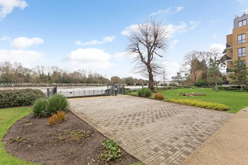 Pinewood Gardens Teddington TW11 photo 12