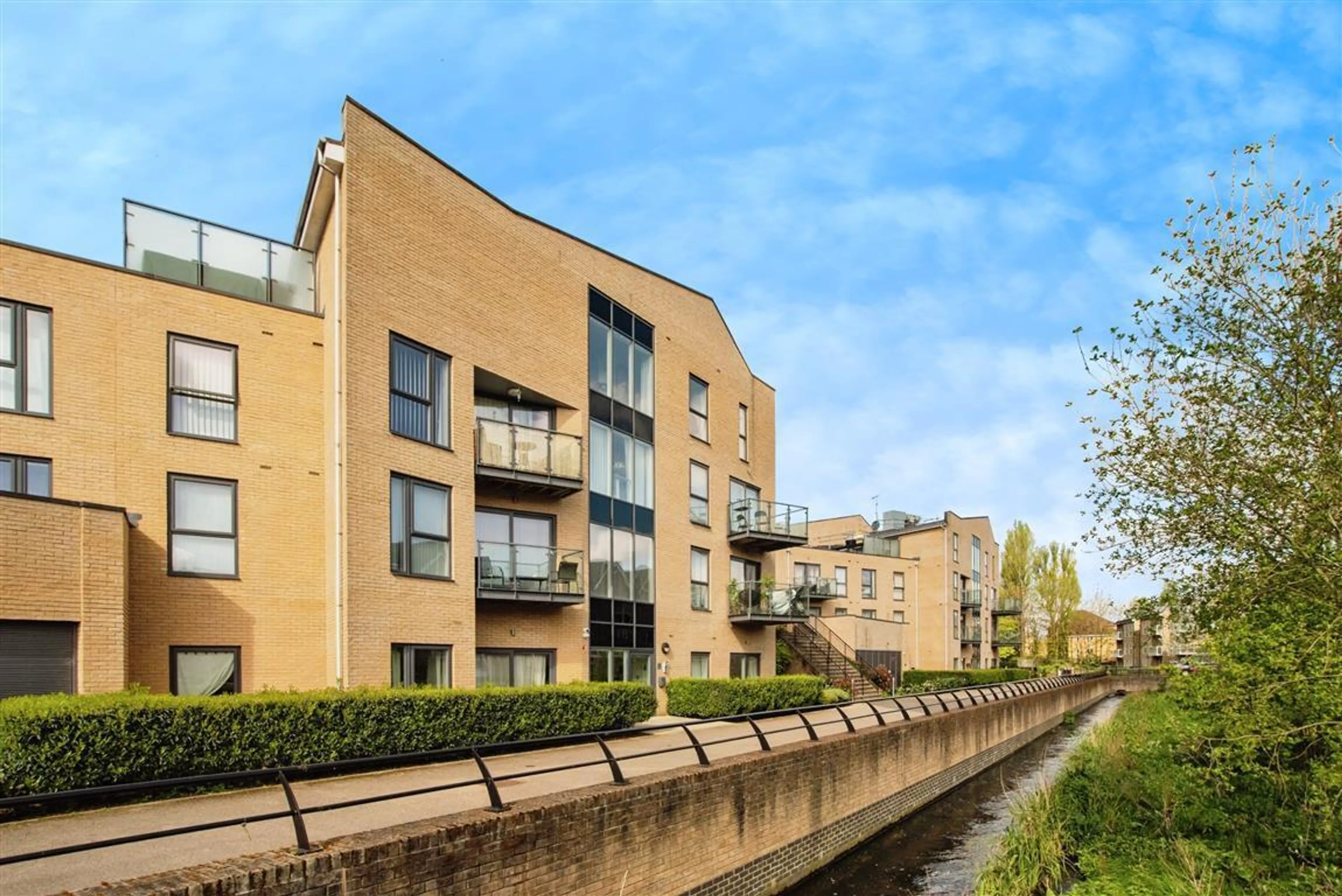 Property at The Embankment, Nash Mills Wharf, HEMEL HEMPSTEAD