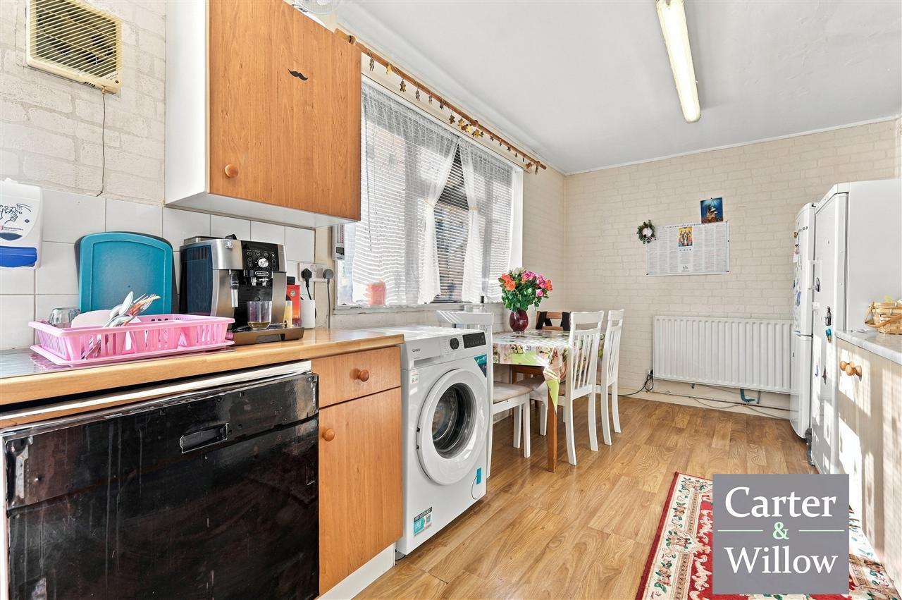 Stratford Close, Dagenham, Essex Image 9