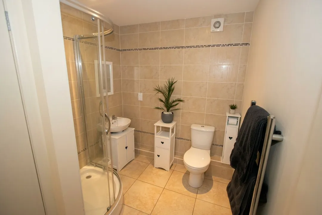https://mr0.homeflow-assets.co.uk/files/photo/image/48593/4100/_x_/ai-enhanced-6ac6539bacf9c.jpg