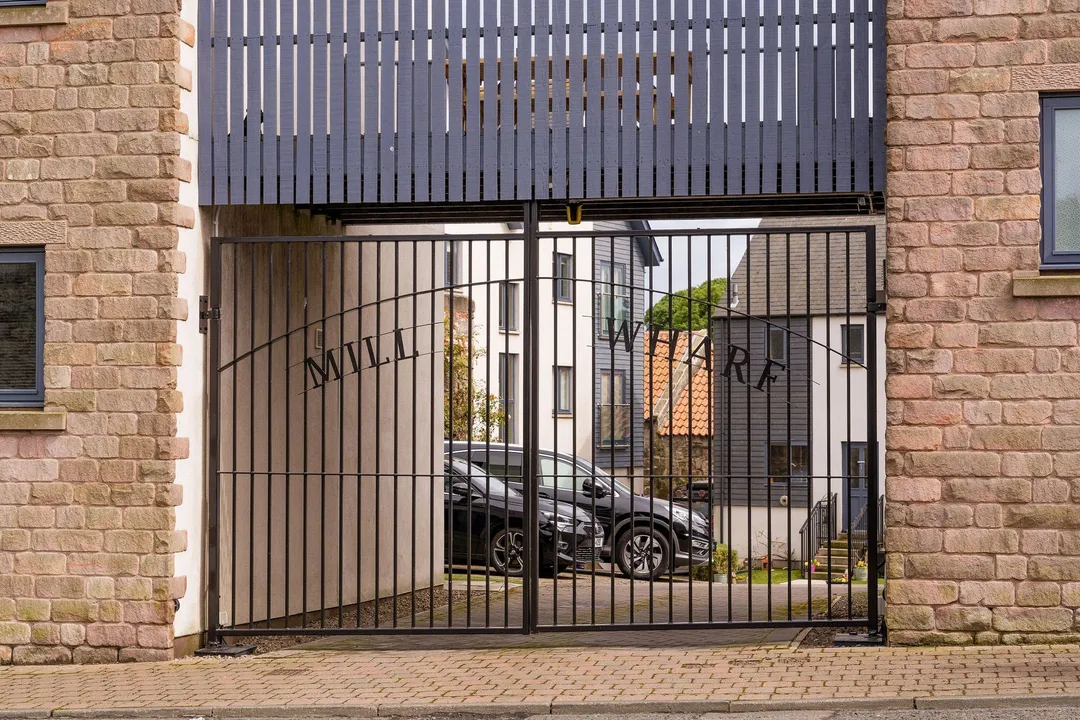 https://mr0.homeflow-assets.co.uk/files/photo/image/48593/4107/_x_/MillWharf-048.jpg