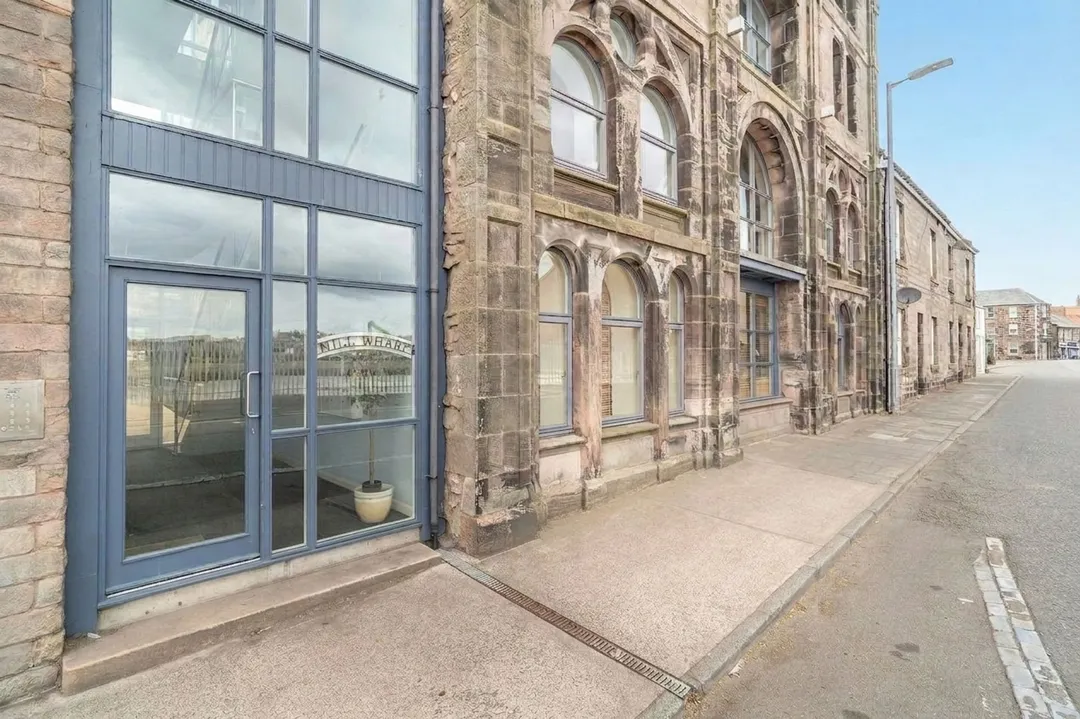 https://mr0.homeflow-assets.co.uk/files/photo/image/48593/4598/_x_/ai-enhanced-6ac788b955039.jpg
