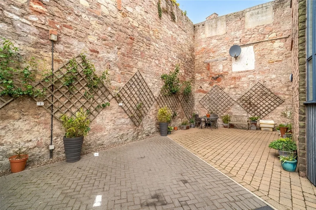 https://mr0.homeflow-assets.co.uk/files/photo/image/48593/4617/_x_/ai-enhanced-6ac788182da1d.jpg