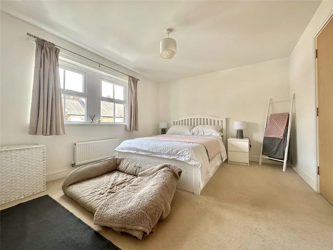 https://mr0.homeflow-assets.co.uk/files/photo/image/48595/5141/_x_/OCL160169_20.jpg