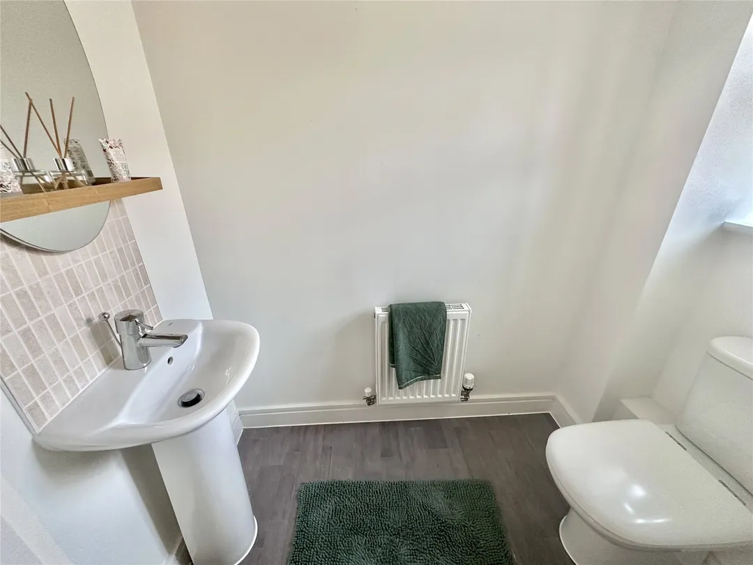 https://mr0.homeflow-assets.co.uk/files/photo/image/48595/5174/_x_/OCL160169_21.jpg