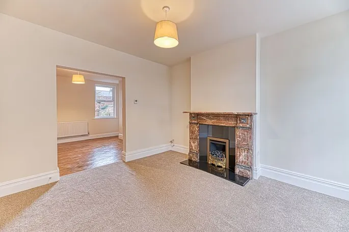 Property carousel image 3