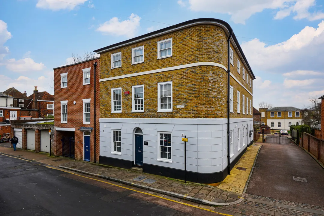 https://mr0.homeflow-assets.co.uk/files/photo/image/48596/8073/_x_/60d1d8b9394a2775c49cba631714fc24.jpg