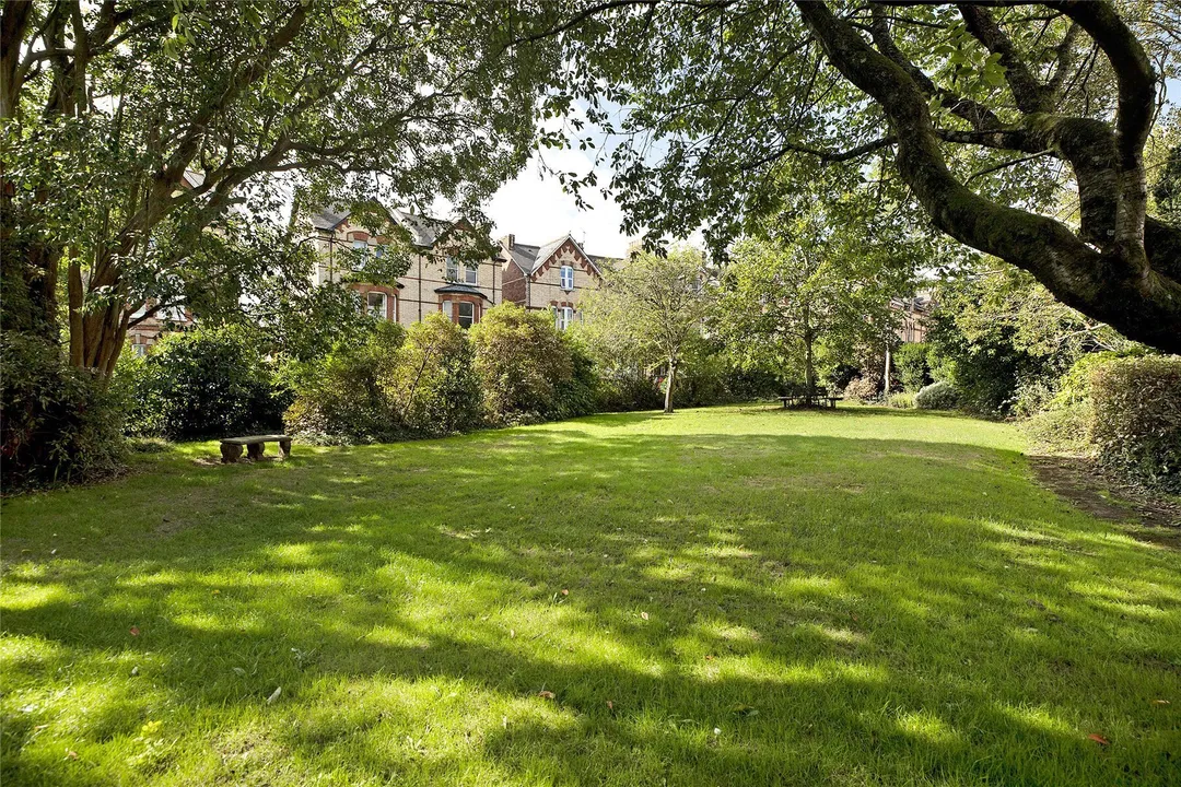 https://mr0.homeflow-assets.co.uk/files/photo/image/48604/0183/_x_/SOU260495_13.jpg