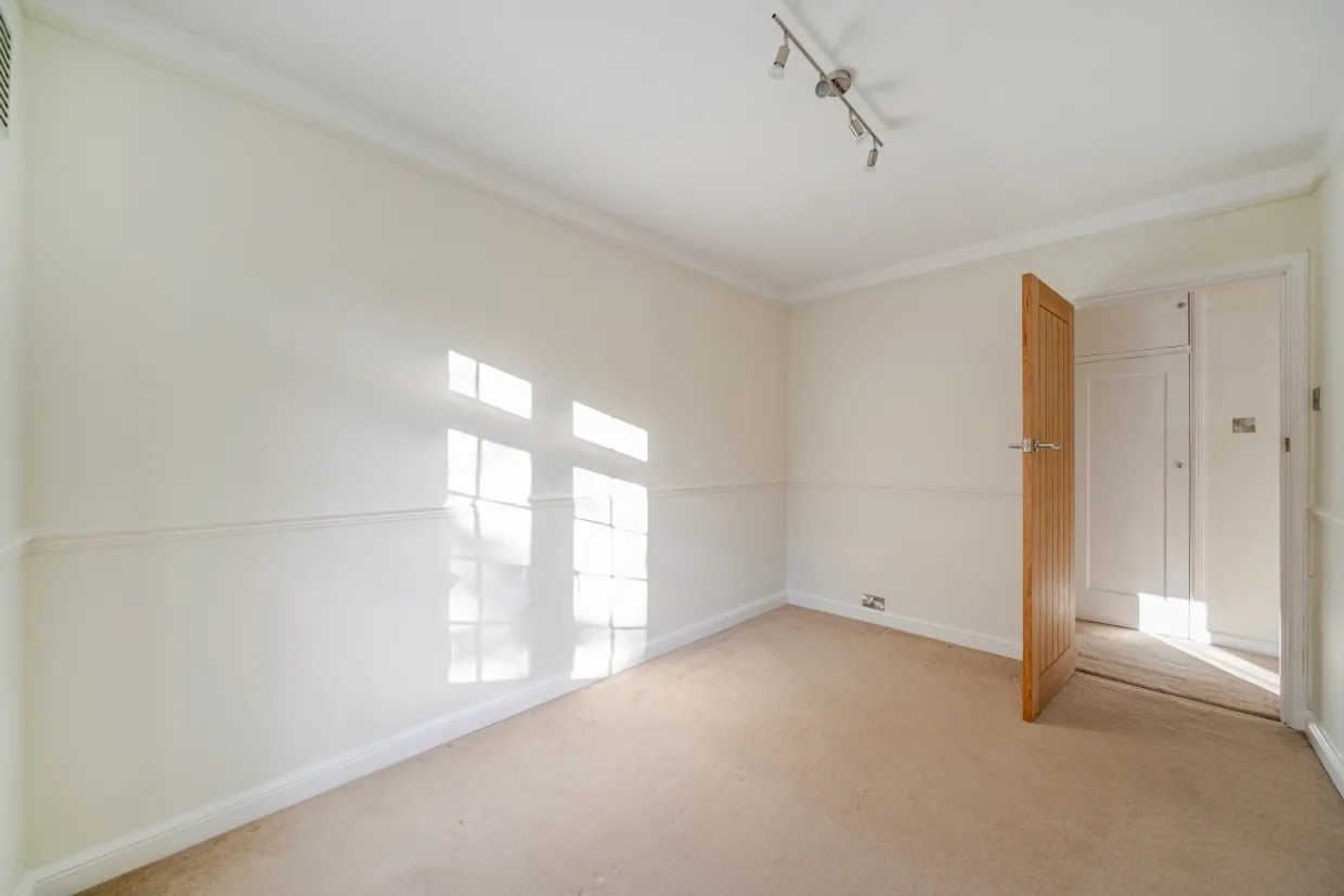 Portsmouth Road, Thames Ditton KT7 photo 3