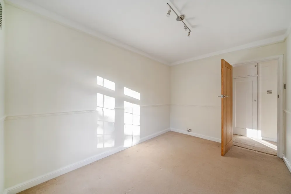 Portsmouth Road, Thames Ditton KT7 photo 3