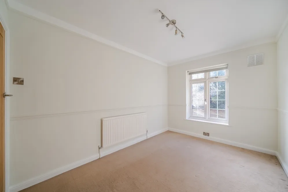 Portsmouth Road, Thames Ditton KT7 photo 4