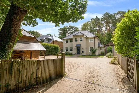 Frensham Vale, Farnham, GU10