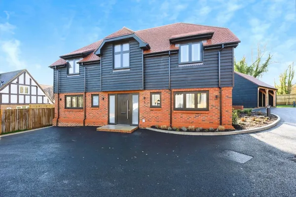Huntersfield Farm, Fairlawn Road, Ban...