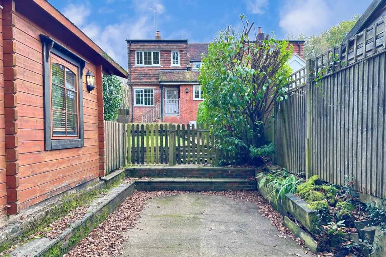Pathfields Haslemere GU27 photo 15